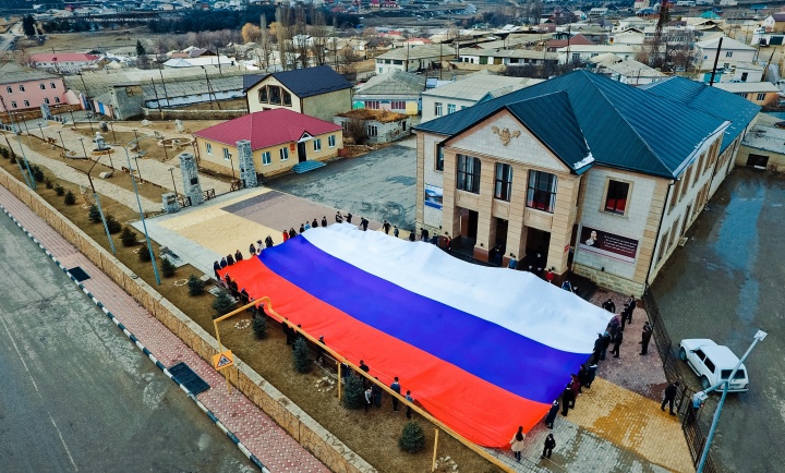 Огромный российский триколор в рамках флешмоба развернули в Хунзахском районе 